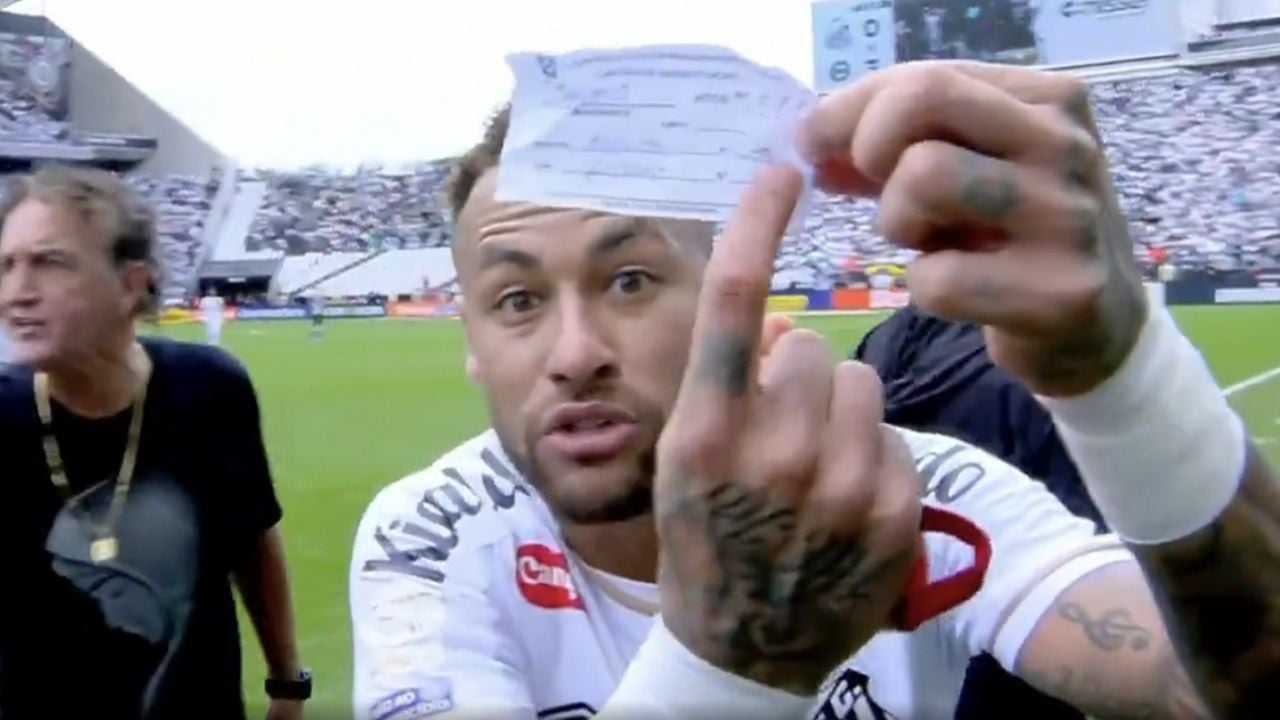 Neymar se molesta por error del cuarto árbitro al ser substituido