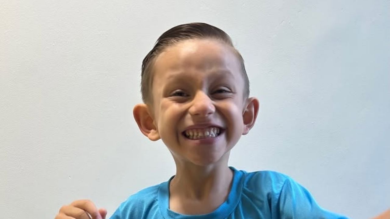 Niño con parálisis cerebral se levanta y termina carrera emocionado