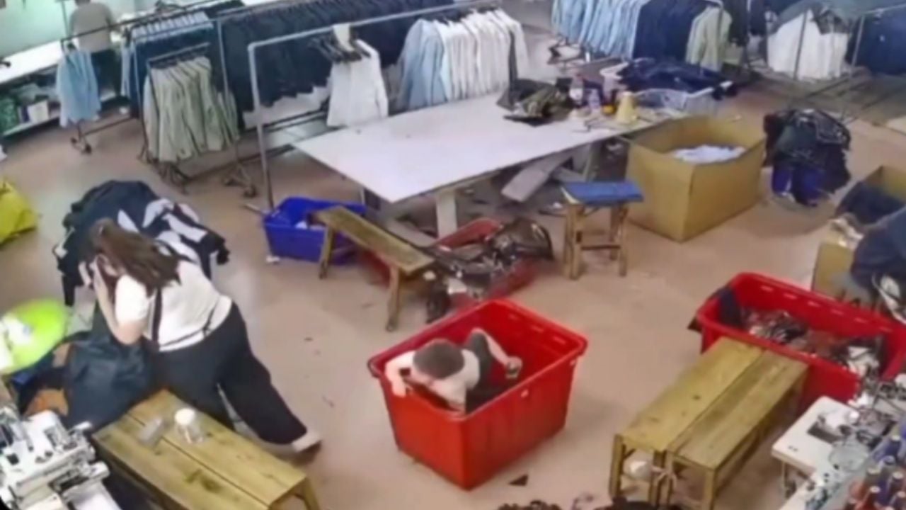 Niño muere asfixiado bajo montaña de ropa; madre no lo advierte