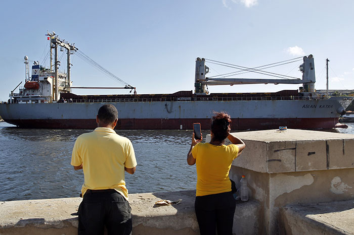 Nuevo barco de ayuda humanitaria proveniente de México y Uruguay llega a La Habana