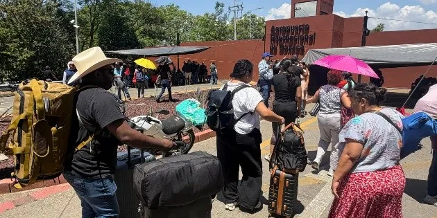 Oaxaca: CNTE ocupa el Aeropuerto y exige diálogo a Segob