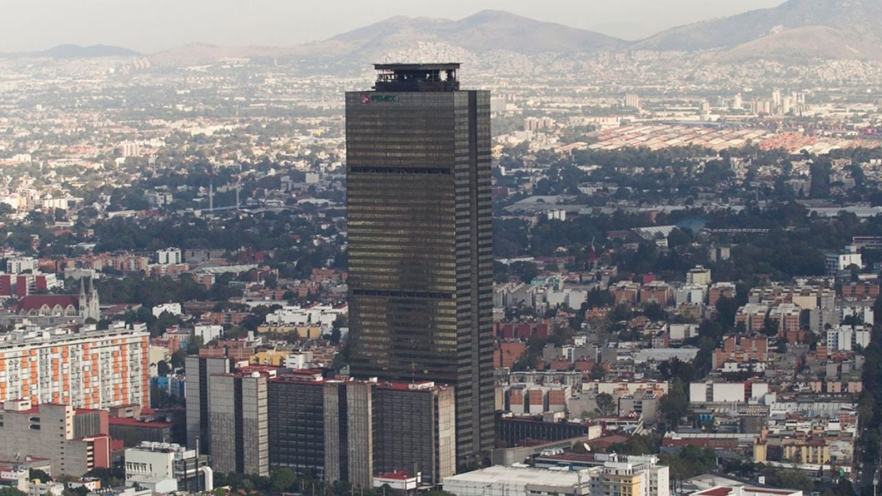 Padres de Tabasco exigen reubicación de escuelas cerca de refinería en CDMX
