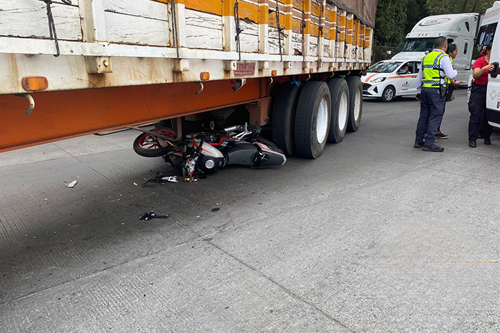Pareja gravemente herida en choque de moto con tráiler en Uruapan