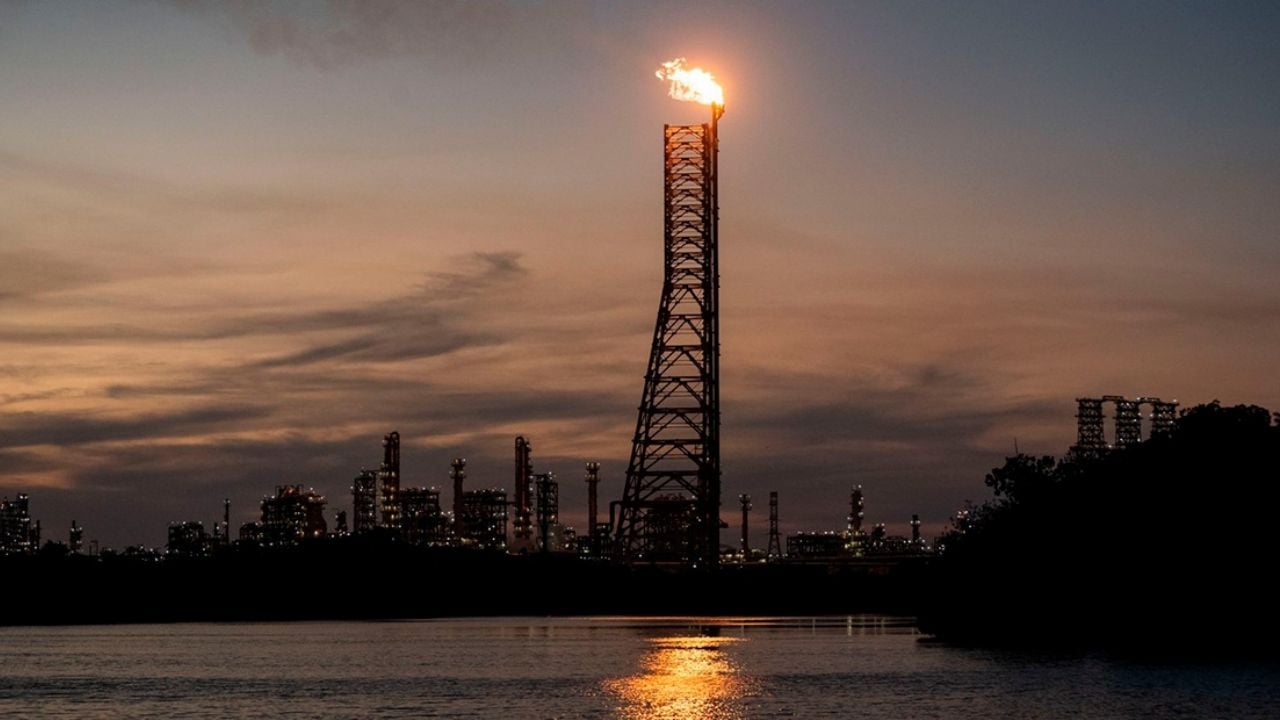 Pemex informa sobre fuga de vapor en refinería Olmeca, Tabasco