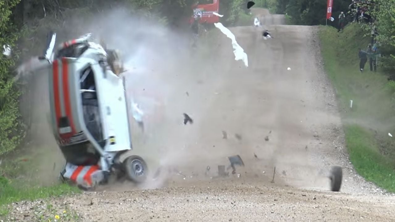 Pilotos sobreviven a impresionante vuelco de auto de rally con solo una fractura