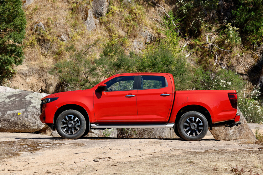 Prueba técnica: Pick-up 4x4 japonés con motor potente, carga de una tonelada.