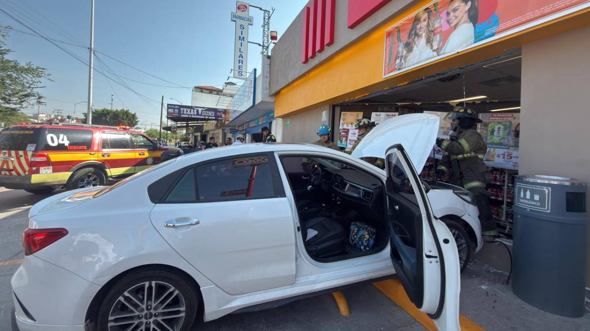 Purísima: Auto choca contra Oxxo y causa daños significativos