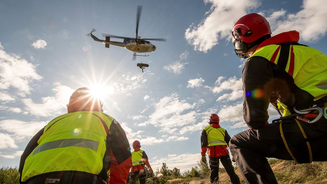 Recuperan cuerpos de senderistas fallecidos en erupción volcánica en Indonesia