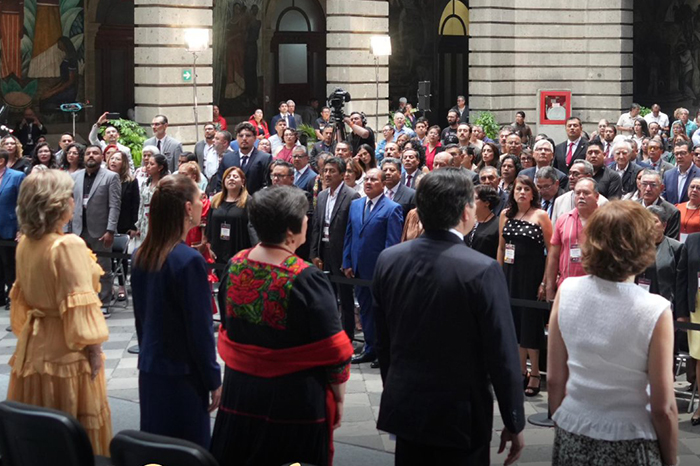 SEP implementa aumento salarial del 9% para maestros en México