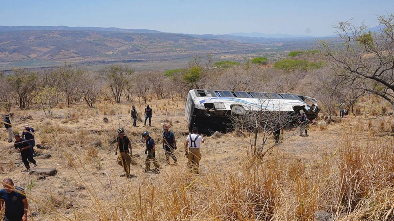Tragedia en Nayarit: volcadura de autobús causa 11 muertos y 31 heridos