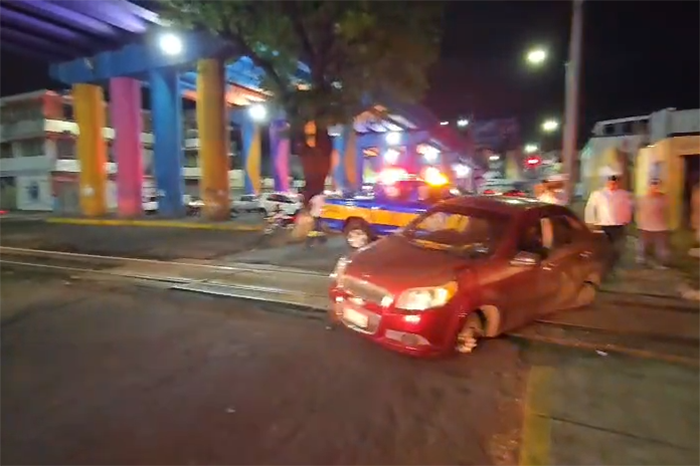 Tren atropella y arrastra automóvil en Tres Puentes, Morelia