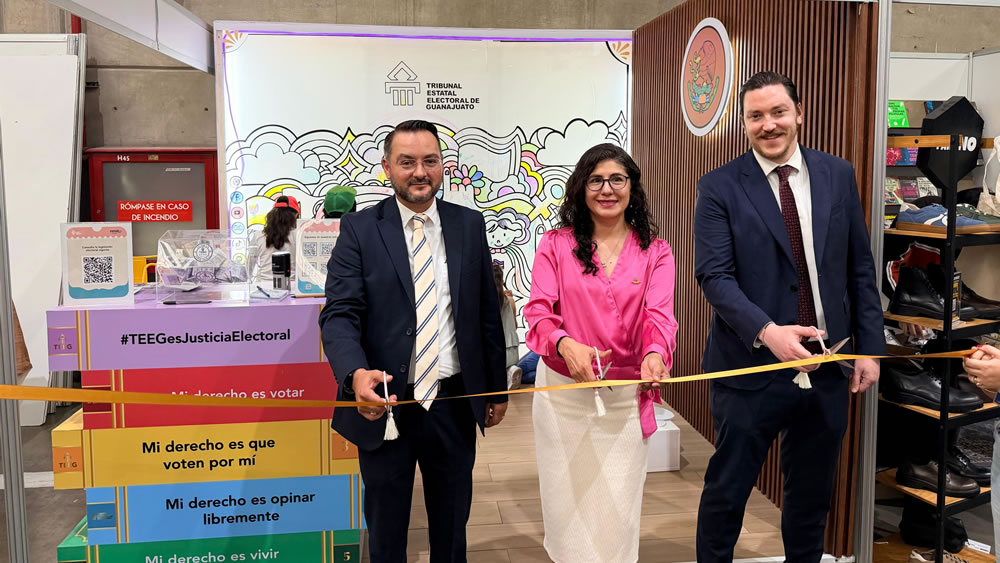 Tribunal Electoral de Guanajuato exhibe en la Feria del Libro de León
