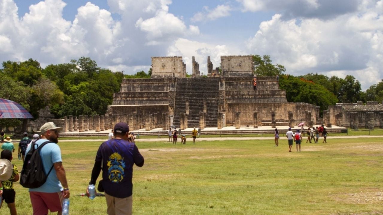 Turistas enfrentan a intrusos que escalaron la pirámide de Kukulkán en Chichén Itzá