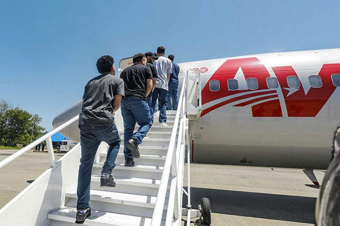 Venezuela recibe 162 migrantes en vuelo de repatriación desde Estados Unidos