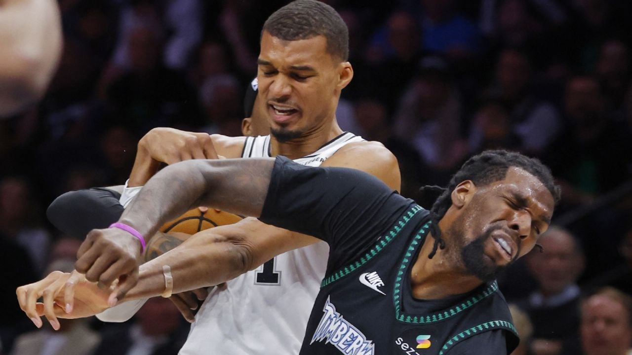 Victor Wembanyama expulsado por codazo a rival en la NBA