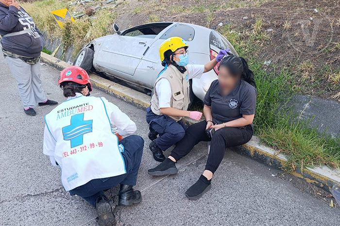 Volcadura en Morelia deja una mujer lesionada cerca del Tec de Monterrey