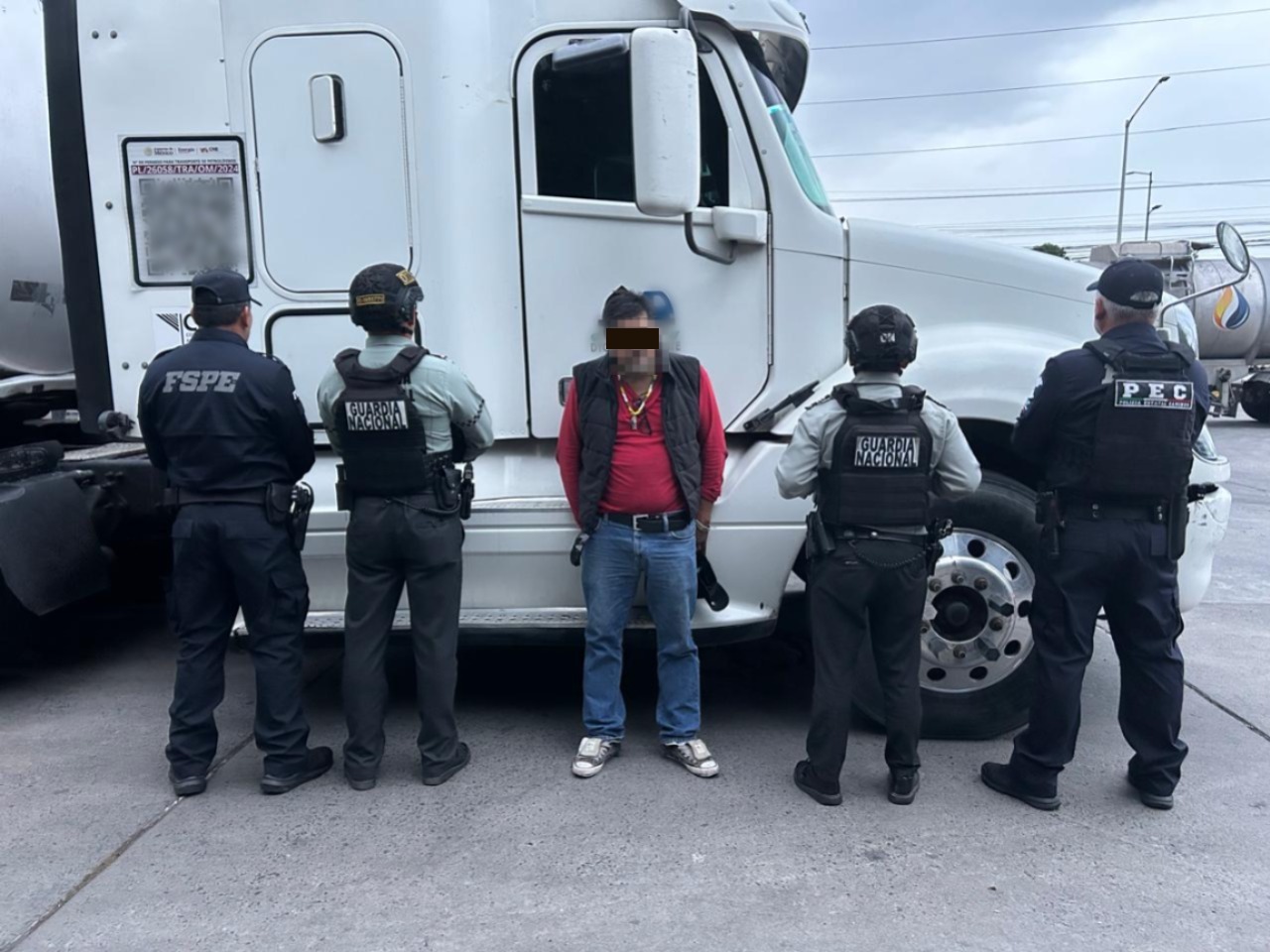 Apaseo el Grande: Policía Estatal asegura tractocamión con 48 mil litros de hidrocarburo