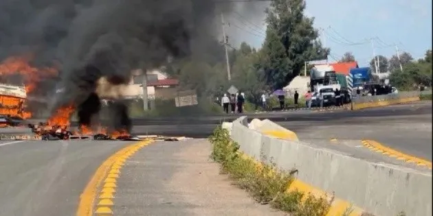 Celaya: Manifestantes bloquean carretera por muerte de adolescente