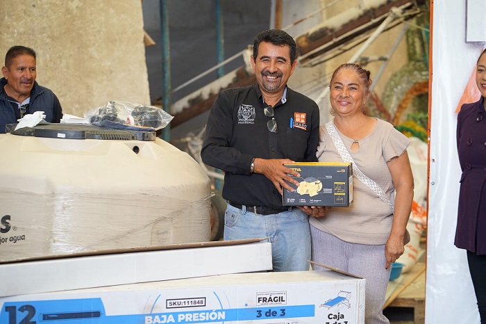 Charo entrega apoyos del programa “Mejorando Tu Hogar” a familias