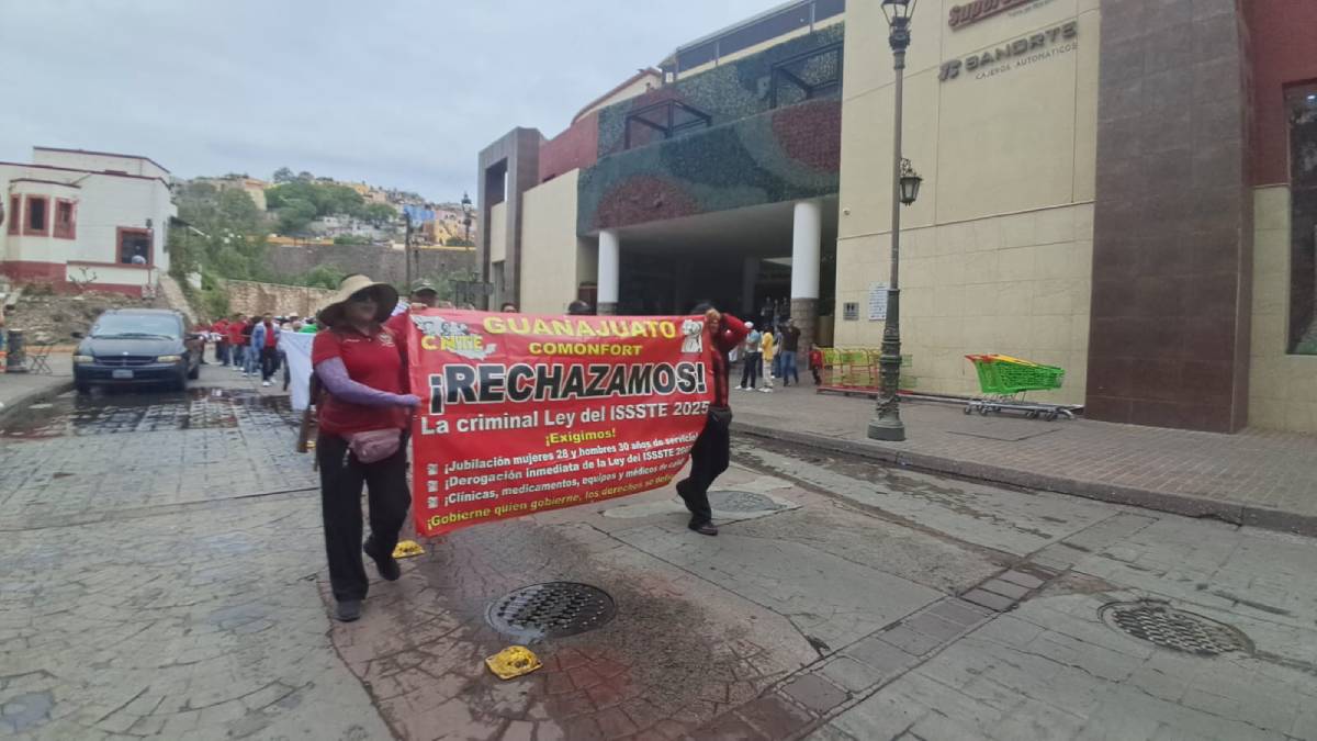 Chihuahua: Maestros marchan para exigir aumento salarial