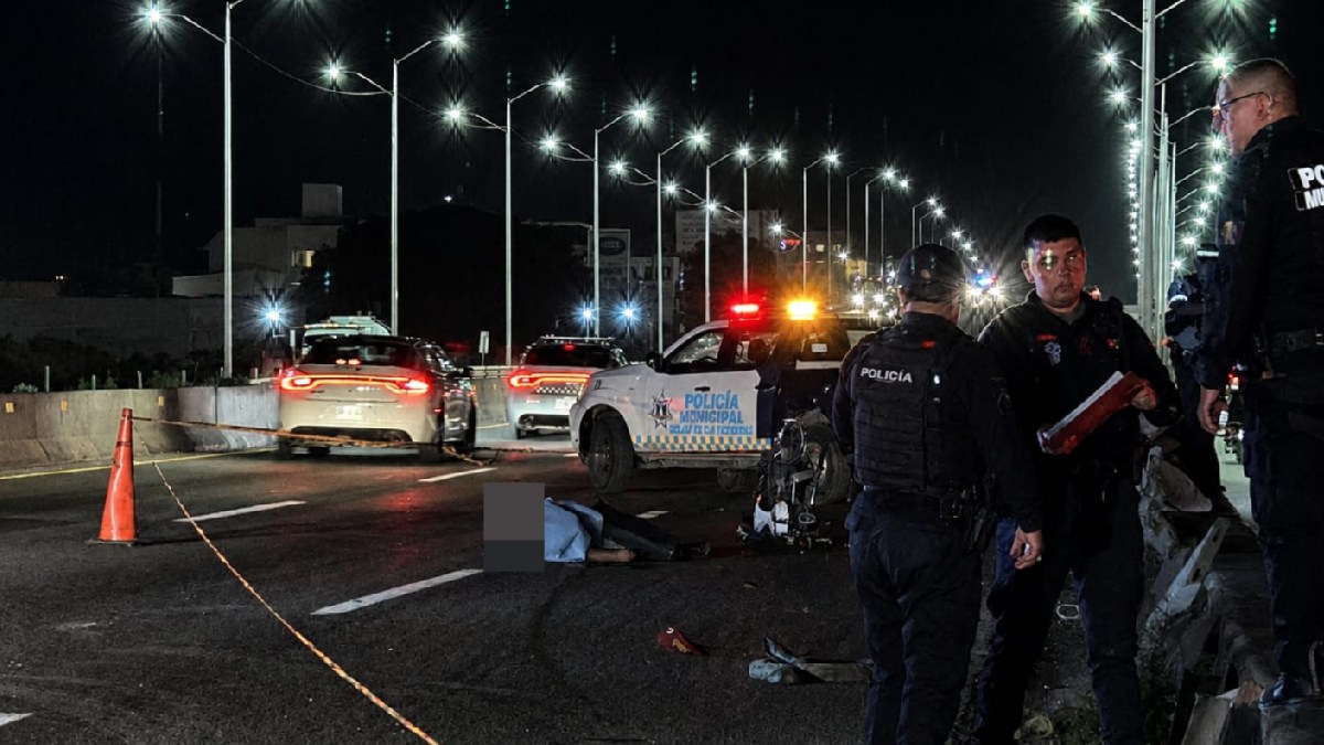 Cholula: Hombre fallece tras derrapar en motocicleta y chocar contra muro