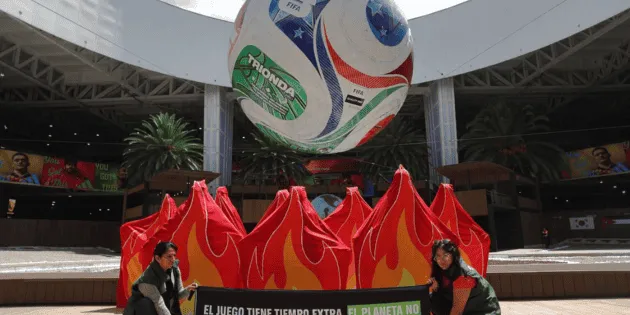 Ciudad de México: Greenpeace protesta en Terminal 2 del AICM