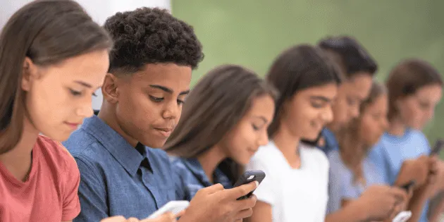 Ciudad de México: Prohiben registro de celulares a menores de edad