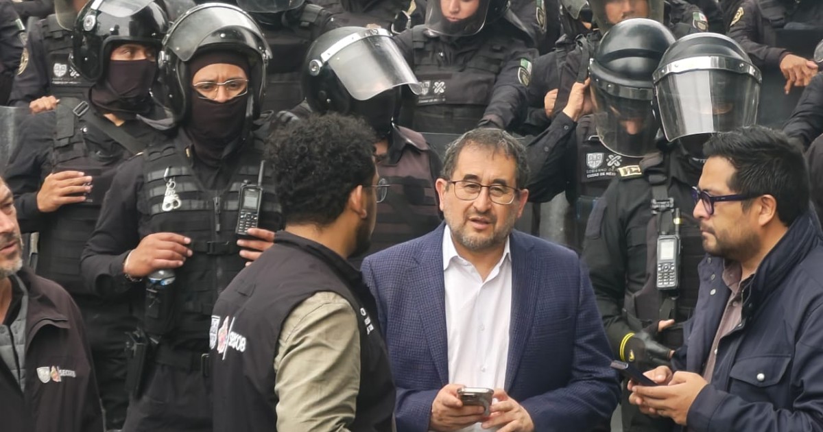 CNTE intensifica protestas y detiene a funcionarios cerca del Azteca