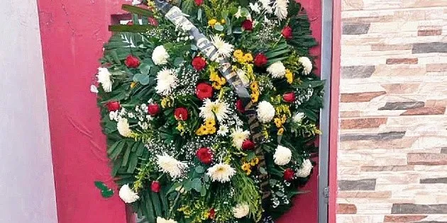 Culiacán: Dejan corona fúnebre en domicilio de diputada local