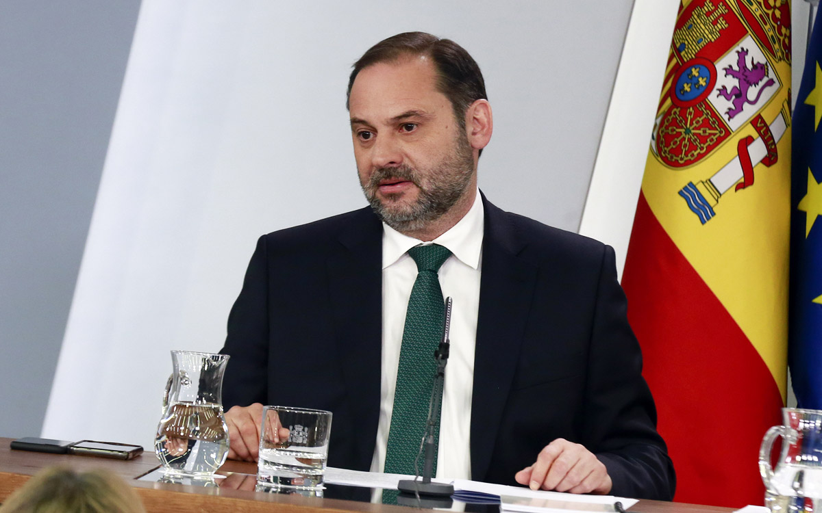 España condena a exministro a 24 años por irregularidades en compras