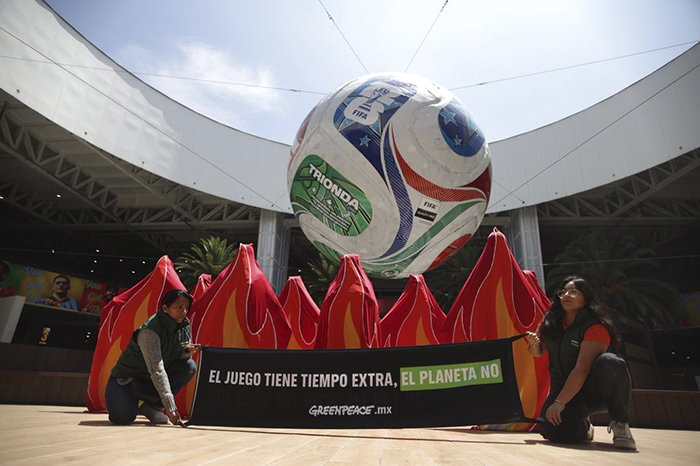 Greenpeace realiza protesta en el AICM por el medio ambiente