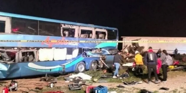 Guanajuato: choque entre camión de pasajeros y tráiler deja 6 muertos