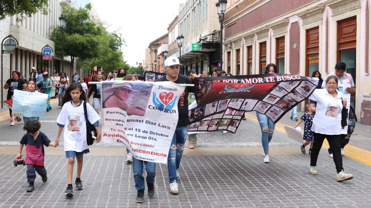 Guanajuato: Marchan colectivos por derechos de hombres en la región