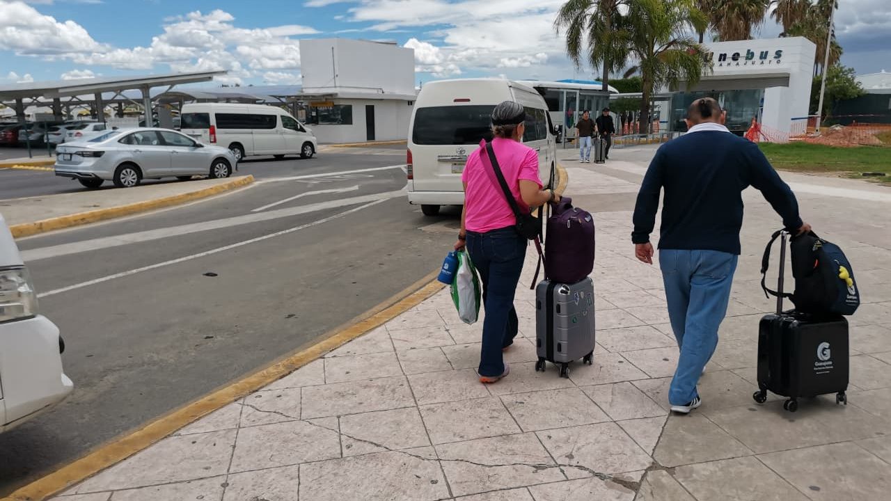 Guanajuato: Veto a plataformas en el aeropuerto genera problemas para pasajeros