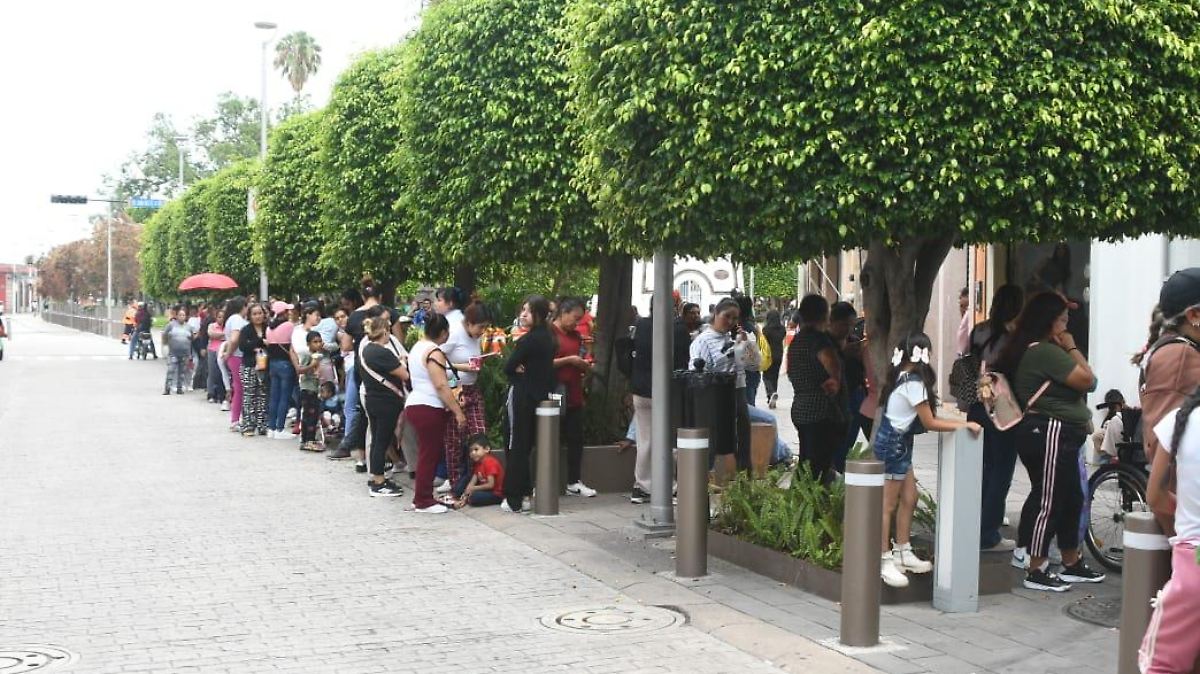 Irapuato: Largas filas en bancos por pago de Tarjeta Rosa