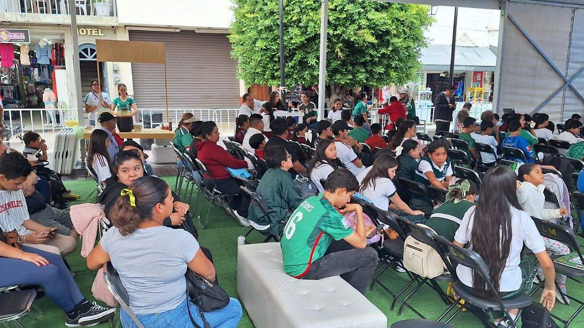 Irapuato: Reunión familiar en Plaza Constitución por Mundial Abasolo