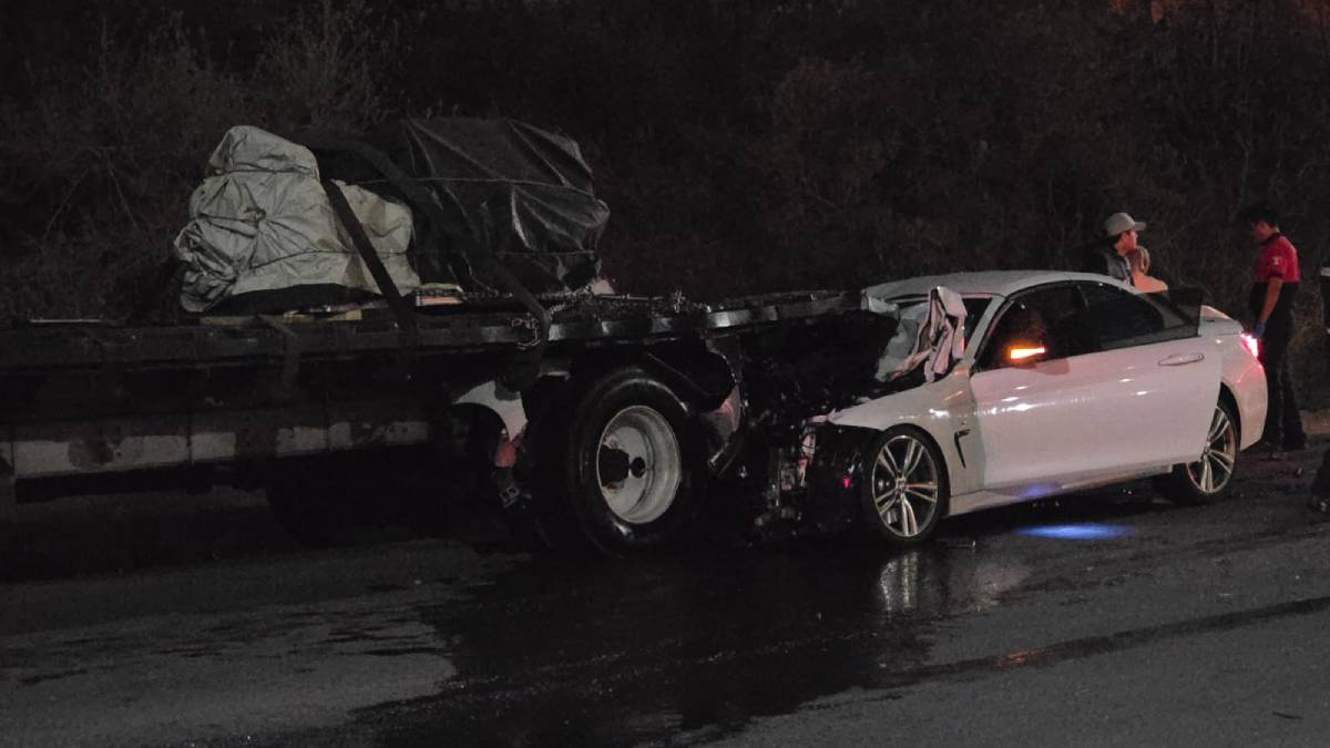 León: Accidente en bulevar clave, BMW colisiona con tráiler