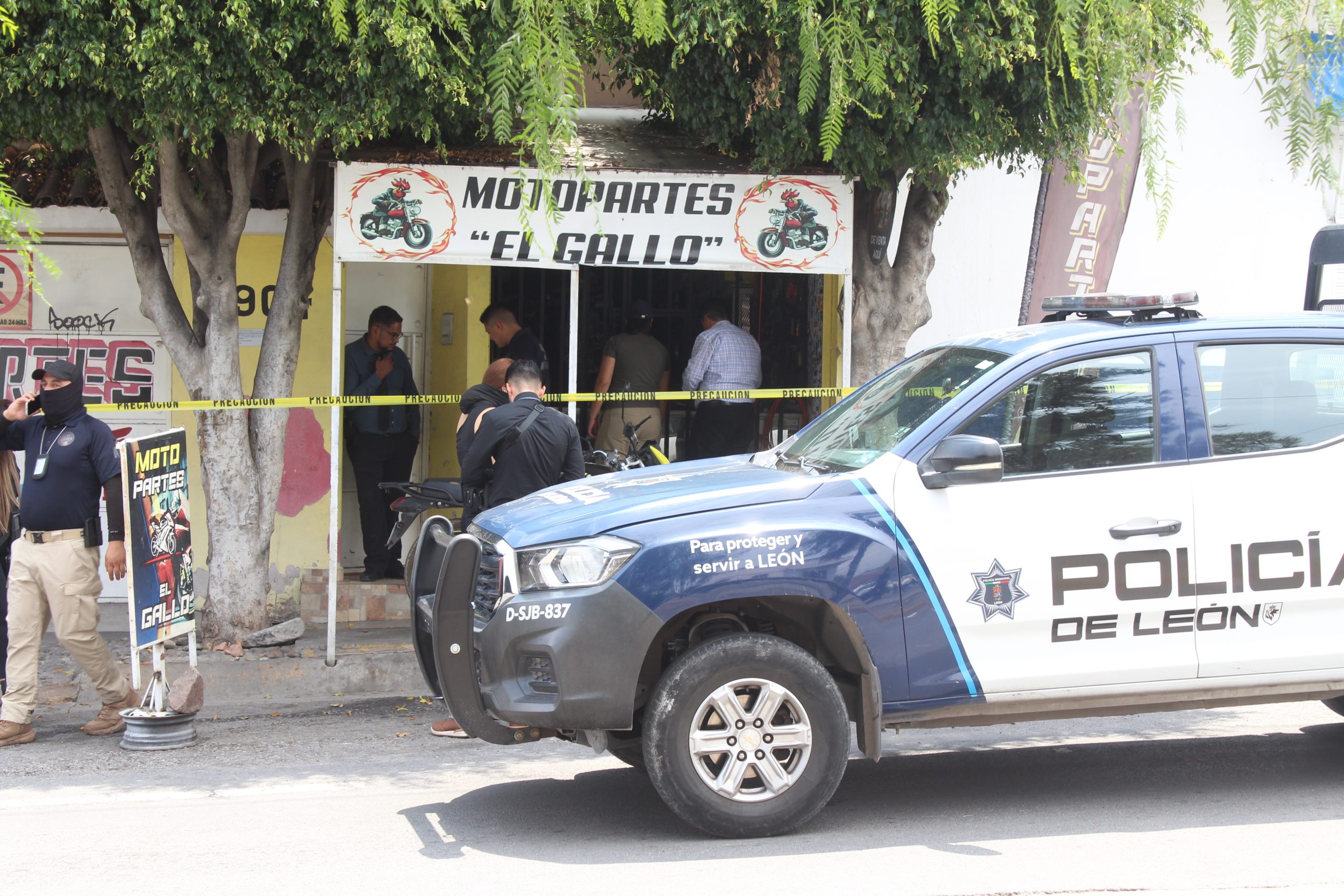 León: Asesinan a expolicía "El Gallo" en su negocio local