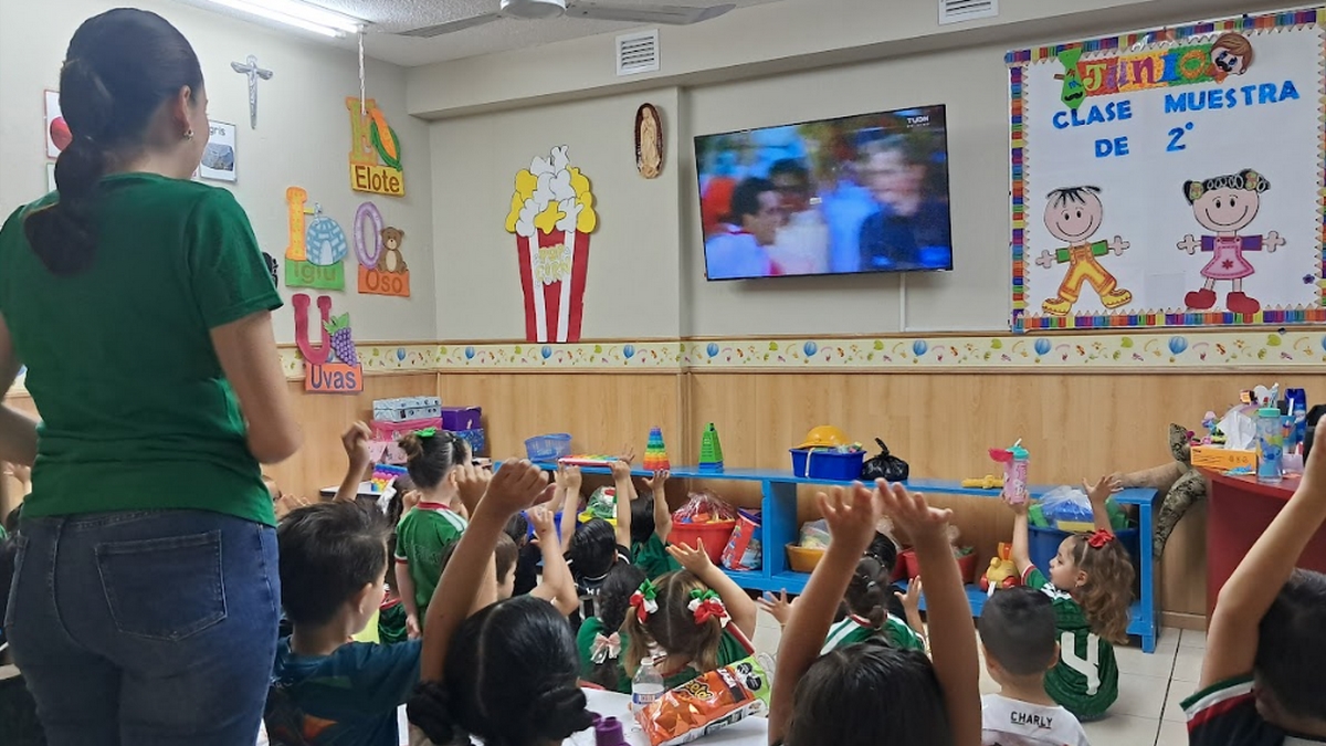 León: Escuelas de la colonia XYZ celebran el triunfo del Tri