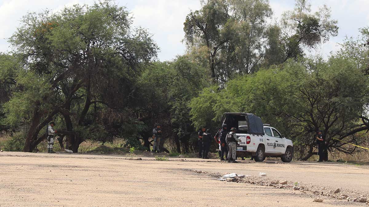 León: Hallan cadáver en baldío del bulevar Delta, seguridad del área afectada.