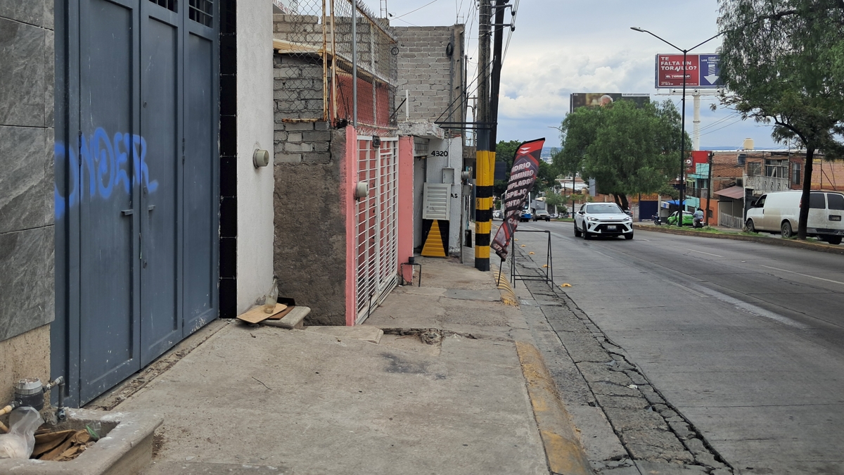 León: Obras en la colonia impactan banquetas y seguridad peatonal