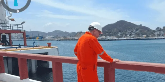 Manzanillo: Marina denuncia derrame en la bahía y se investigan causas