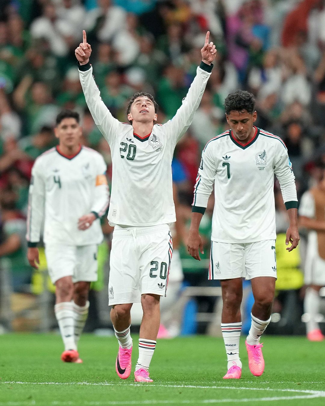 México goleó 3-0 a República Checa y avanza imparable