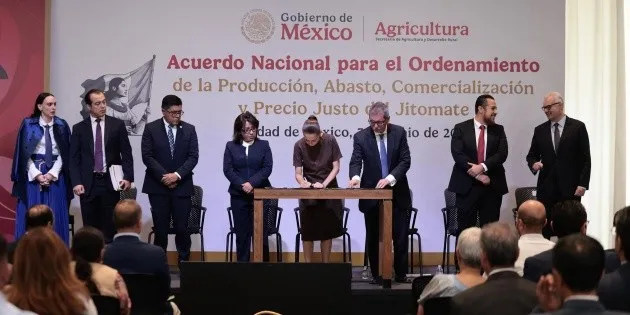 México: Sheinbaum formaliza acuerdo para reducir precio del jitomate