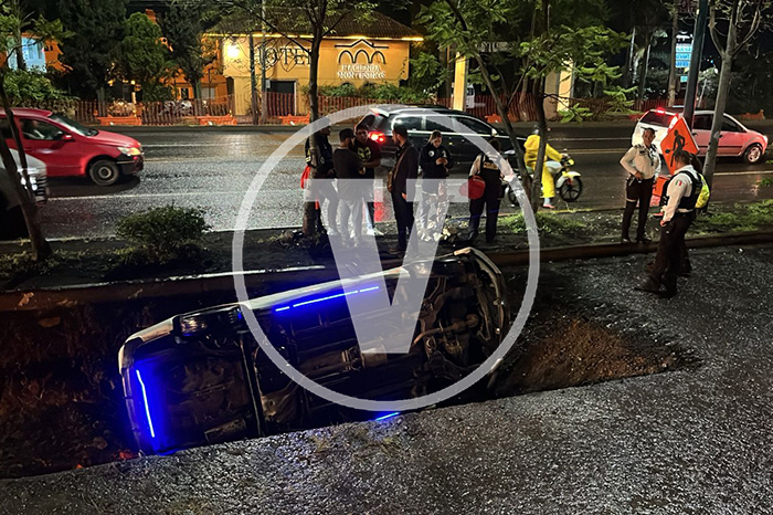 Morelia: Auto cae en excavación de obra en avenida Madero Poniente
