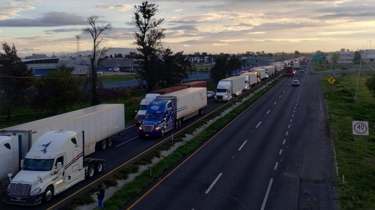 Pénjamo: Bloqueo en carretera Abasolo por accidente de tráiler