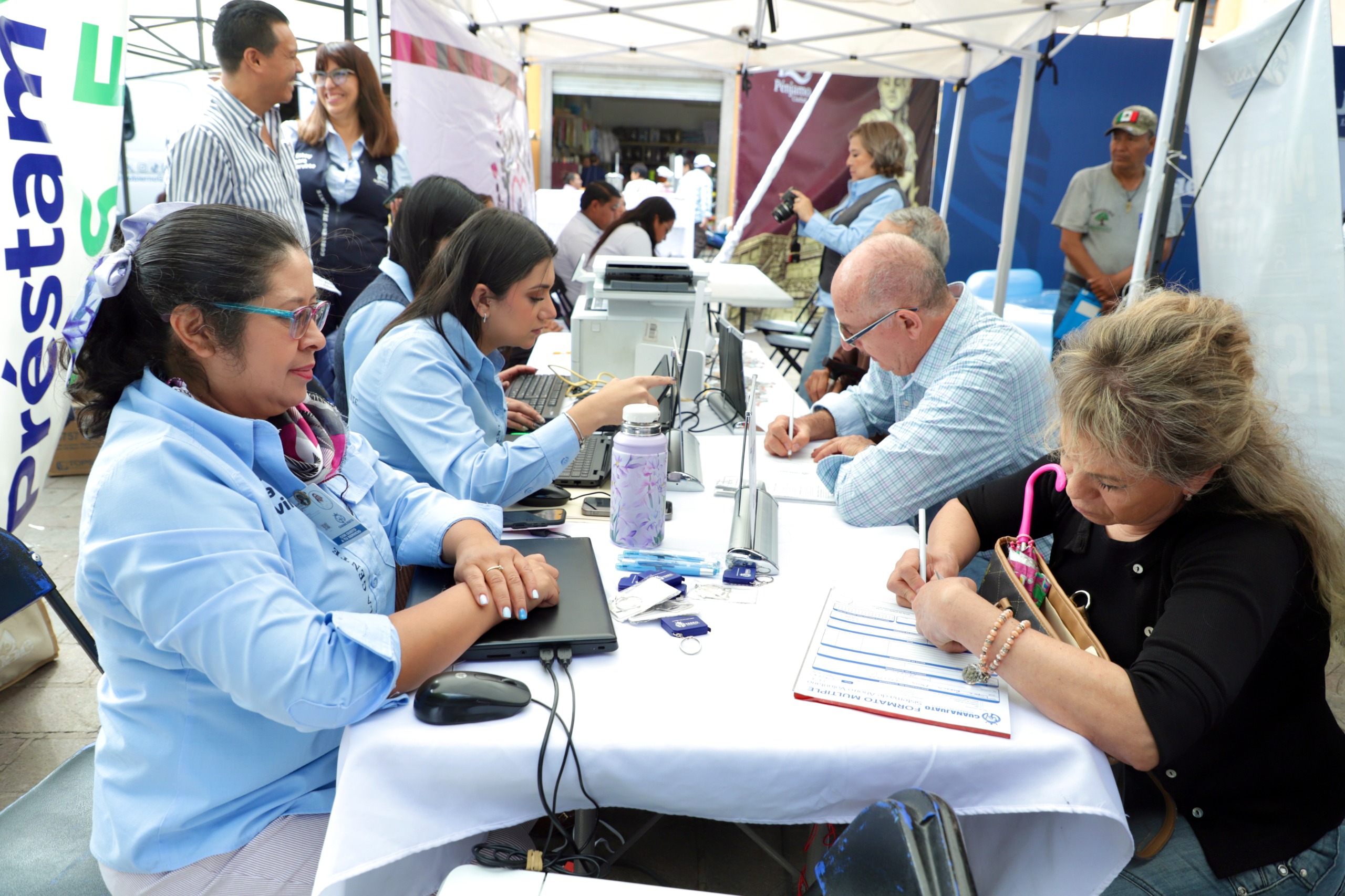 Pénjamo: Familias reciben servicios gratuitos en encuentro del DIF