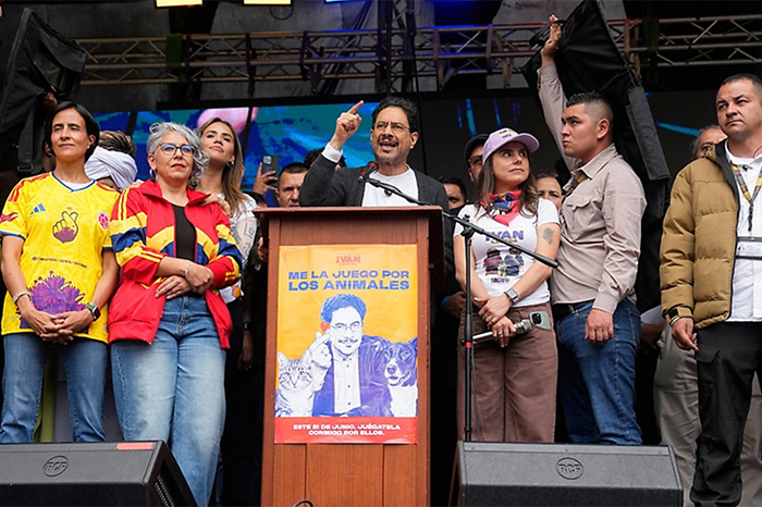 Política: Iván Cepeda no acepta derrota y aguarda resultados finales