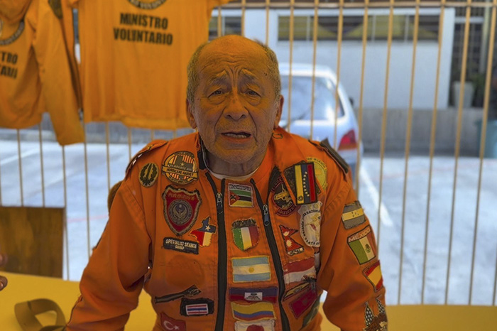 Rescatista mexicano de 80 años regresa a Venezuela para ayudar en crisis