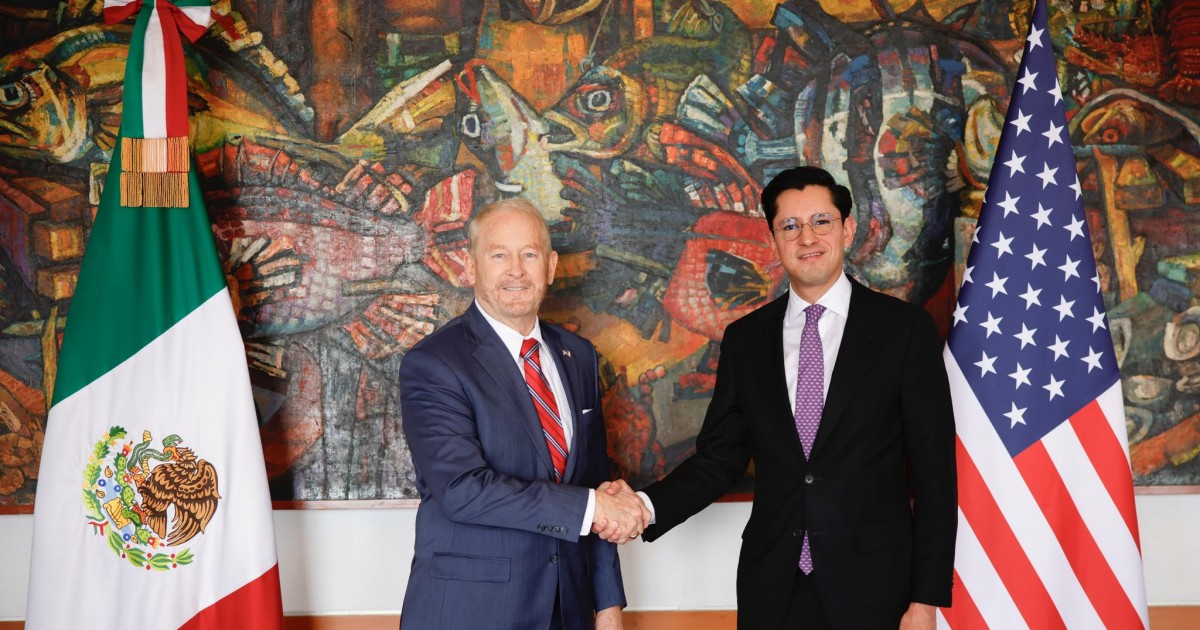 Roberto Velasco y Roland Johnson analizan cooperación en seguridad bilateral
